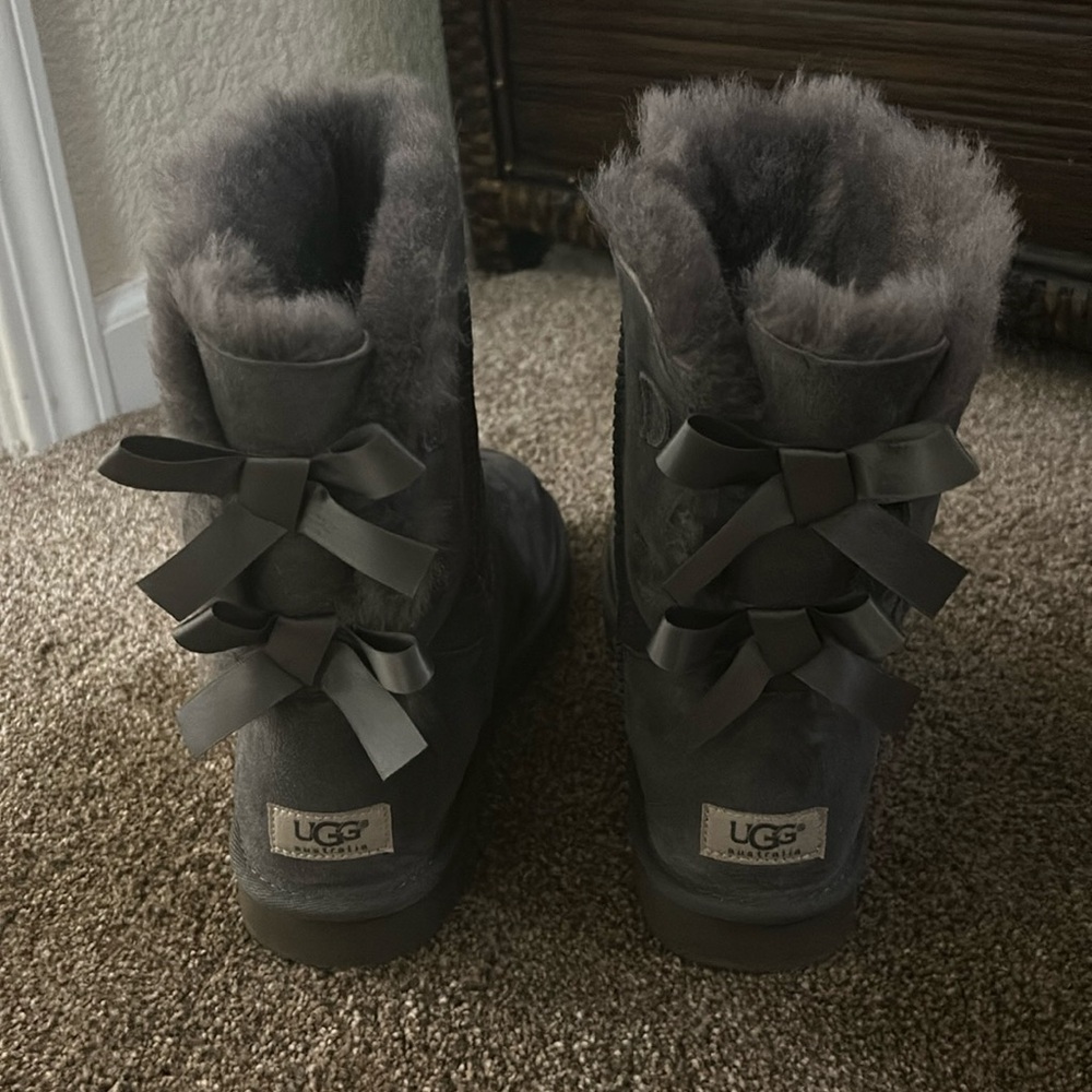 Women’s UGGs gray Bailey Bow size 9.